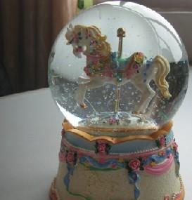 樹脂工藝品的多樣應(yīng)用 從個(gè)性煙灰缸到母嬰用品